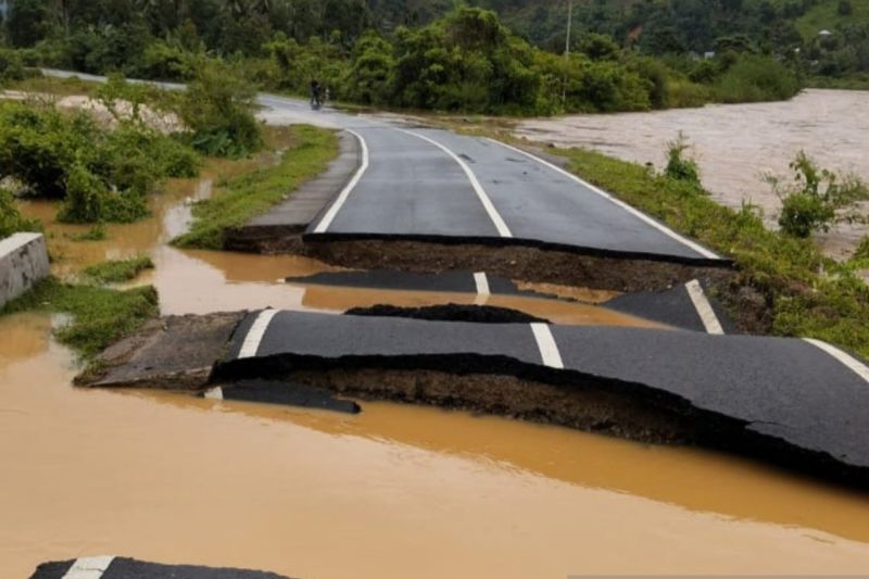 Jalan Provinsi Terputus Akibat Banjir di Kabupaten Pesisir Selatan Sumbar