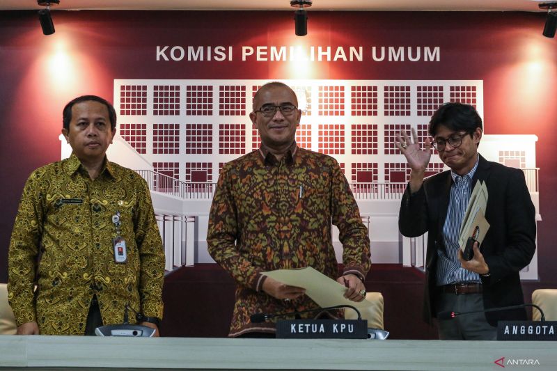 Ketua KPU Hasyim Asy'ari (tengah) bersama Komisioner KPU August Mellaz (kanan) dan Kepala Biro Partisipasi dan Hubungan Masyarakat KPU Cahyo Ariawan (kiri)