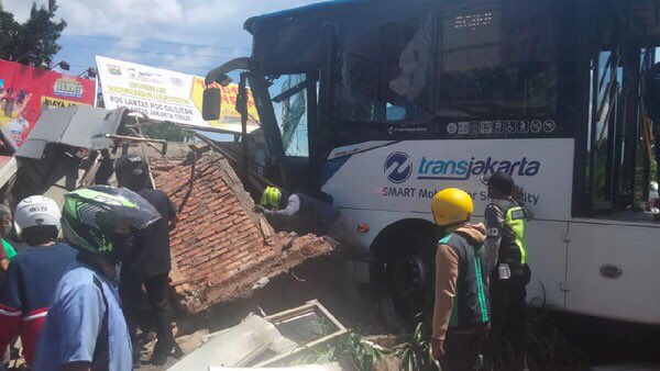 Polisi Dapatkan Keterangan Awal dari Sopir Transjakarta Saat Tabrak Pospol PGC