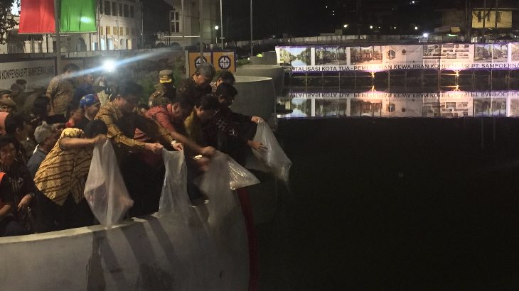 Djarot (kedua kanan) saat peresmian Jembatan Budaya Kota Tua. (MP/Raden Yusuf)