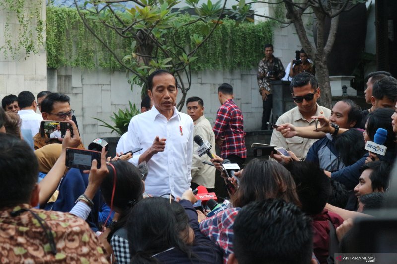 Presiden Joko Widodo di Restoran Seribu Rasa, Jakarta pada Jumat (26/7).	
