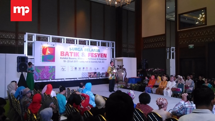 Indonesia Fashion & Craft Hadirkan Berbagai Kain Tradisional