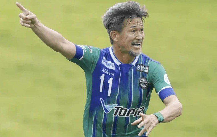 58 Tahun Tetap Menggila di Lapangan Hijau! King Kazu Masuk, Suzuka Langsung Menang