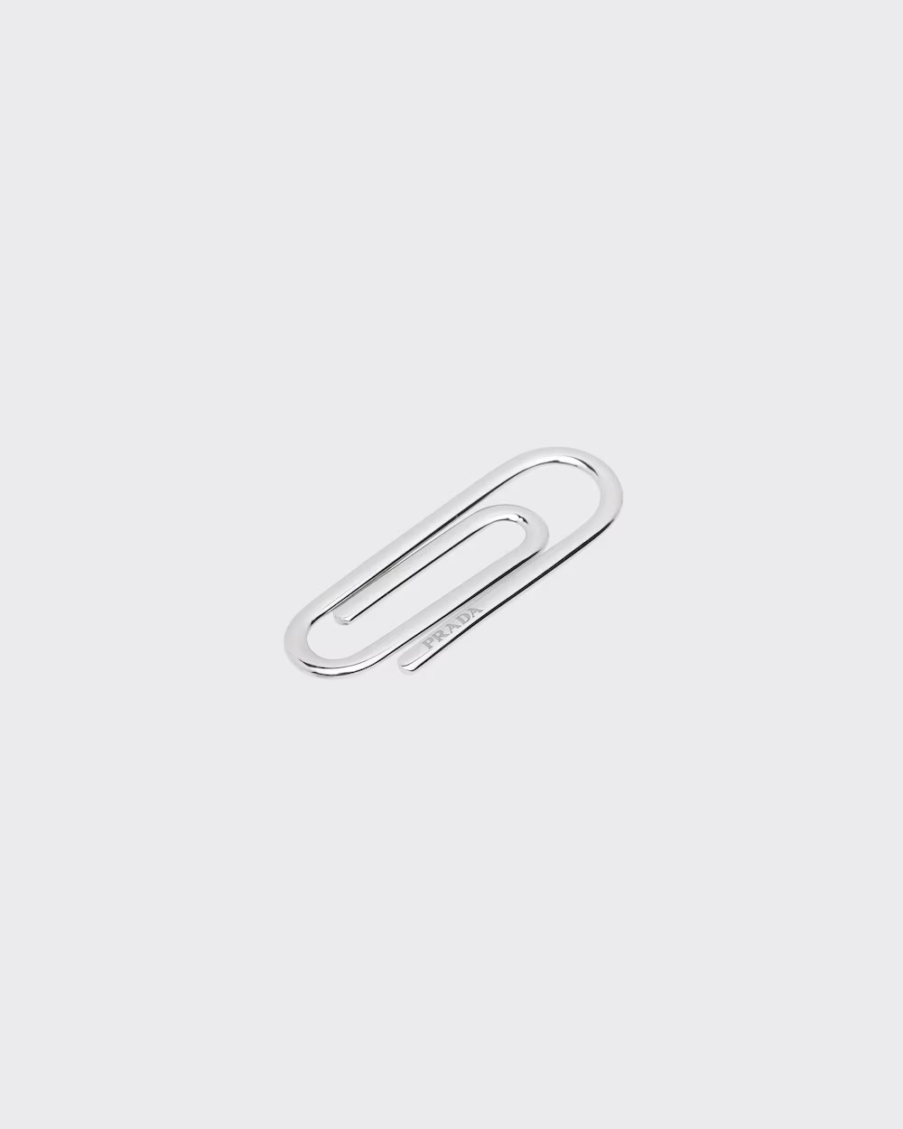 Terdapat logo Prada di salah satu paperclip-nya