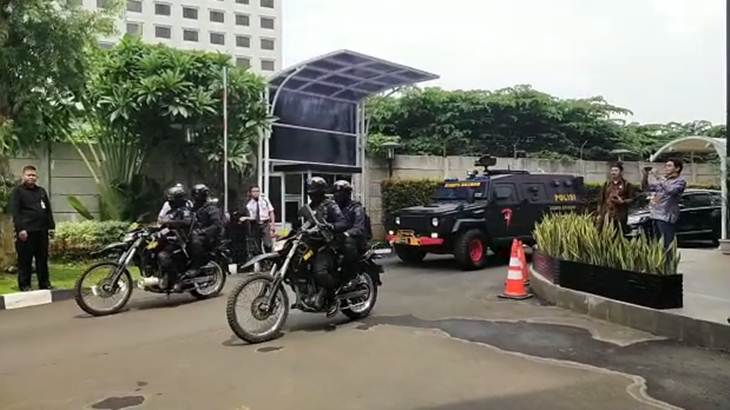 Pimpinan KPK Dikawal Brimob Saksikan Pelantikan Firli Cs di Istana