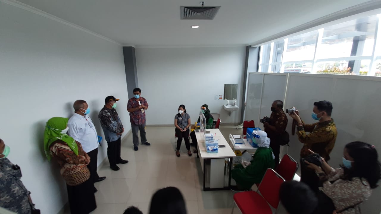 Menko PMK Muhadjir Effendy meninjau vaksinasi corona dosis kedua pada nakes di RSUD Bung Karno, Solo, Jawa Tengah, Jumat (29/1). (MP/Ismail)