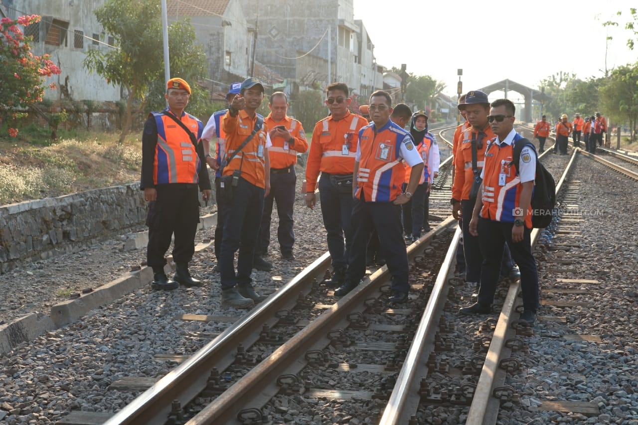 PT KAI Daop 3 Cirebon Terjunkan Ratusan Petugas Amankan Perjalanan Kereta