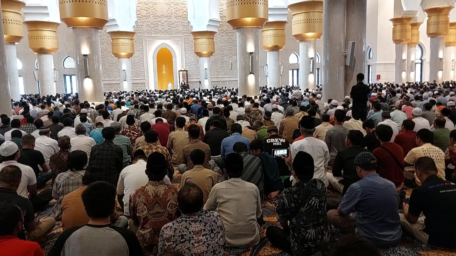 Ribuan jemaah salat jumat membludak di Masjid Raya Sheikh Zayed Solo, Jumat (3/3). (MP/Ismail)