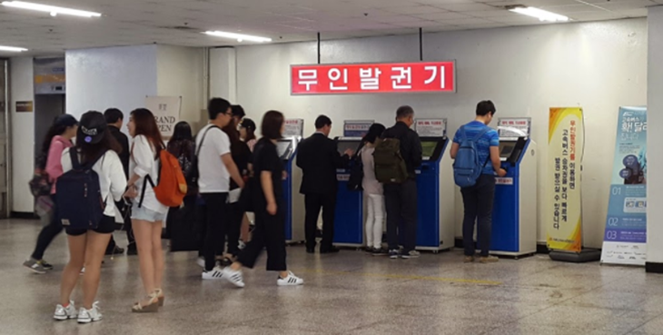 Calon menumpang mencetak tiket elektronik. (Foto: istyle.id)