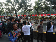 Di Tengah Meriahnya Perayaan HUT ke-81 RI di Monas, Warga Titip Pesan Doa untuk Korban Gempa NTT