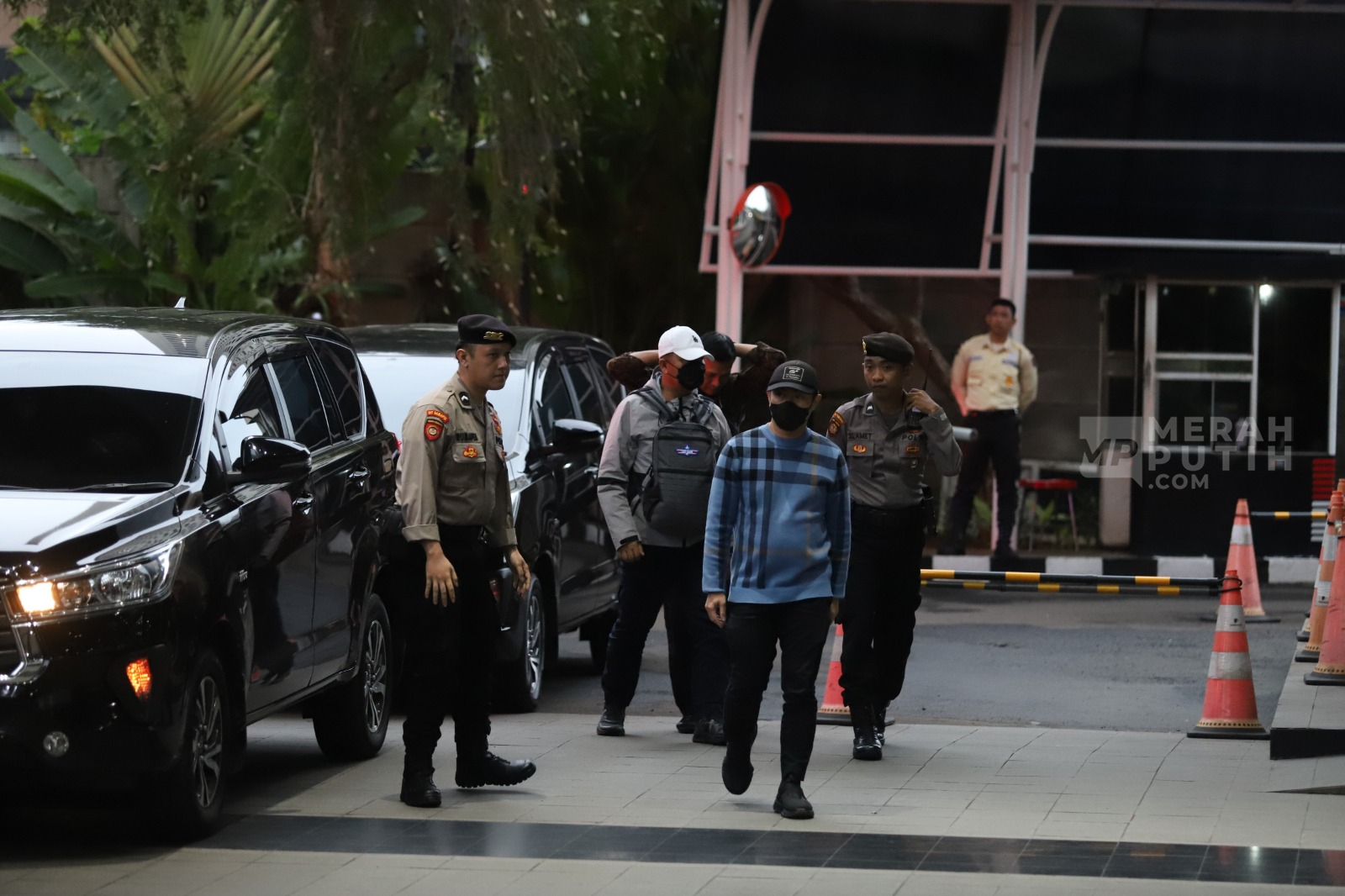 Penjabat (Pj) Wali Kota Pekanbaru Risnandar Mahiwa (kedua kanan) yang terkena operasi tangkap tangan (OTT) KPK tiba untuk menjalani pemeriksaan di gedung KPK, Jakarta, Selasa (3/12/2024).