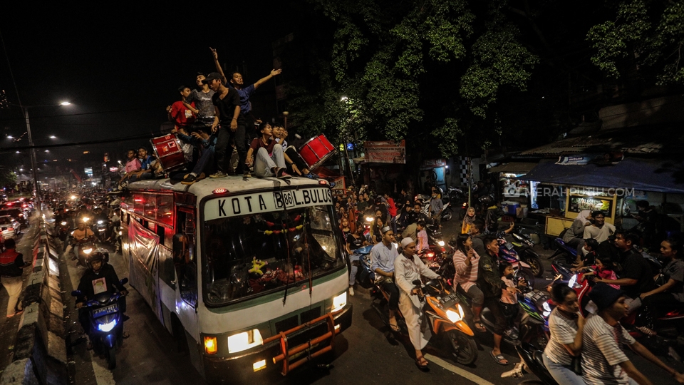 Warga melakukan konvoi kendaraan bermotor saat merayakan Malam Takbiran menyambut Hari Raya Idul Fitri 1 Syawal 1440 Hijriah di jalan Tanah Abang, Jakarta, Selasa, (4/6/2019).