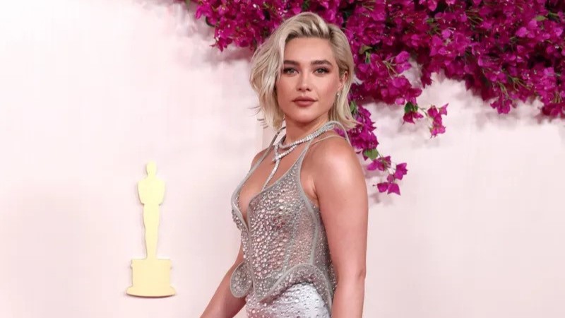 Florence Pugh menarik perhatian lewat gaun Del Core warna peraknya