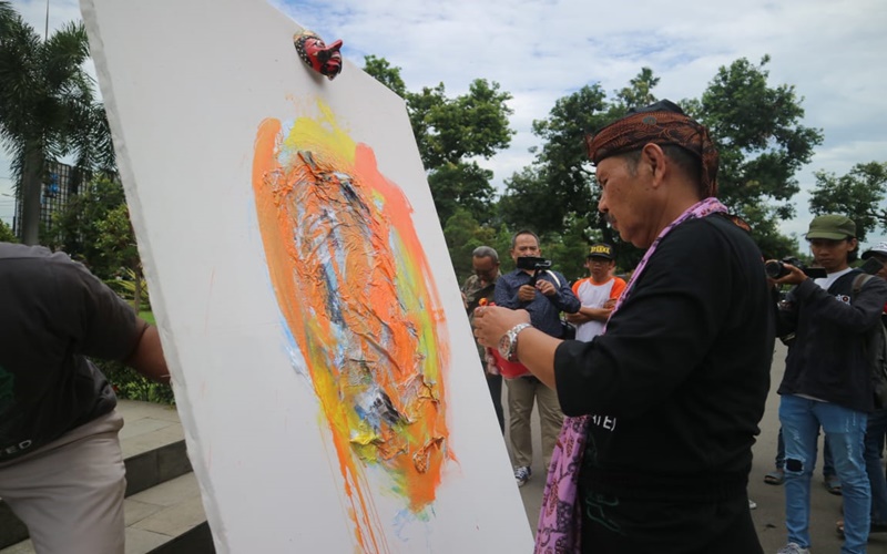 Seorang seniman sedang melukis