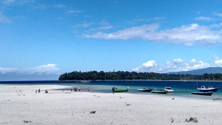 Merasakan Keromantisan Senja di Teluk Sulaiman