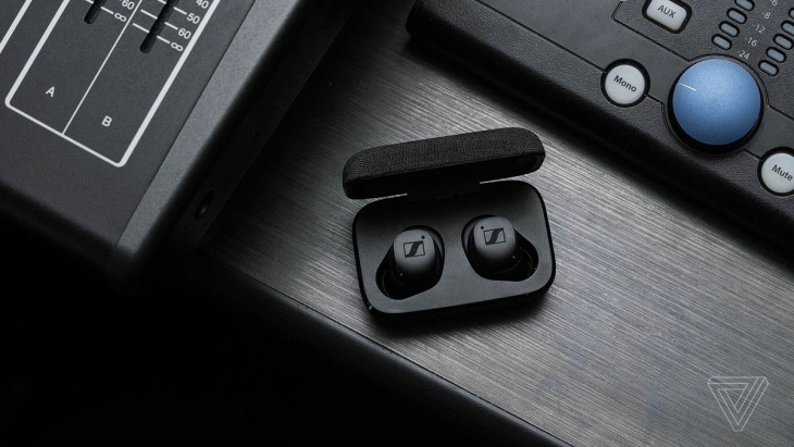 Momentum Tru Wireless 3s dianggap lebih baik dengan harga lebih murah dibandingkan dengan generasi sebelumnya. (Foto: The Verge)