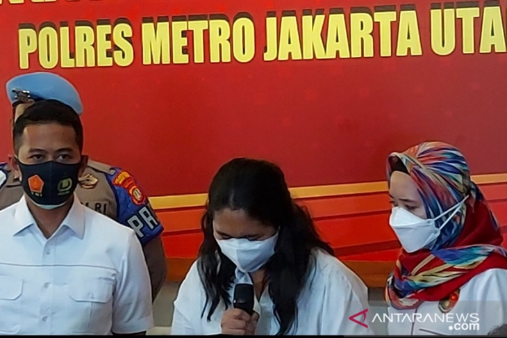 Oknum perawat EO menangis saat mengakui kelalaiannya dalam kasus suntikan dosis vaksin kosong yang viral di media sosial di Markas Polres Metro Jakarta Utara, Selasa (10/8/2021). (ANTARA/Abdu Faisal)