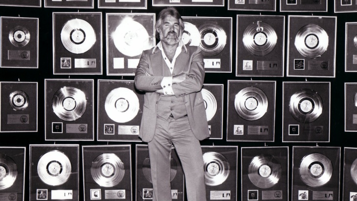 Musisi Country Legendaris Kenny Rogers Tutup Usia