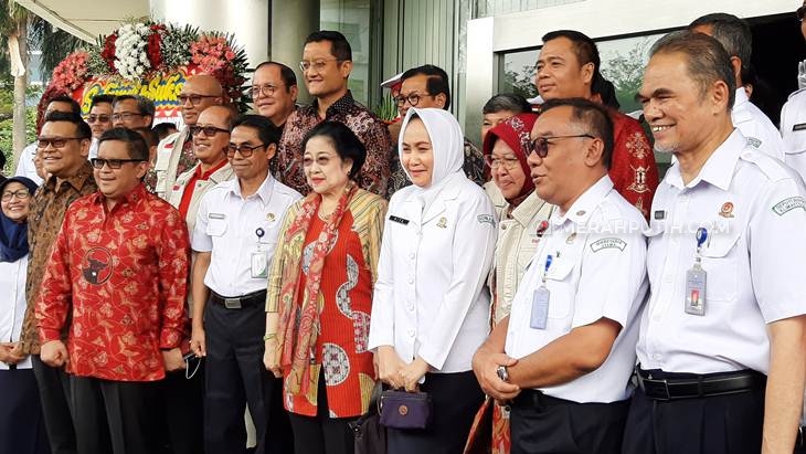 Megawati Soekarnoputri menerima anugerah kehormatan Tokoh Pelopor Penguatan BMKG. (Foto: MP/Kanugrahan)