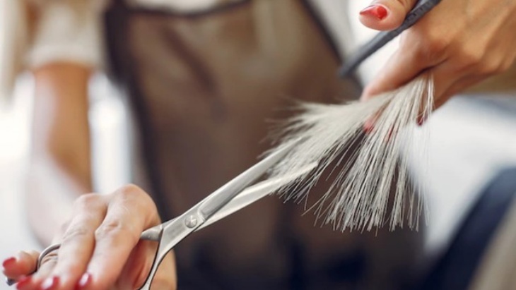 Jadwalkan pemotongan ujung rambut atau trim secara teratur untuk mencegah rambut bercabang. (Foto: freepik/prostooleh)