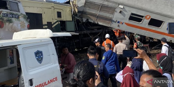 KAI Minta Maaf Atas Tabrakan Kereta di Bandung, 4 Ambulans Evakuasi Korban ke RS