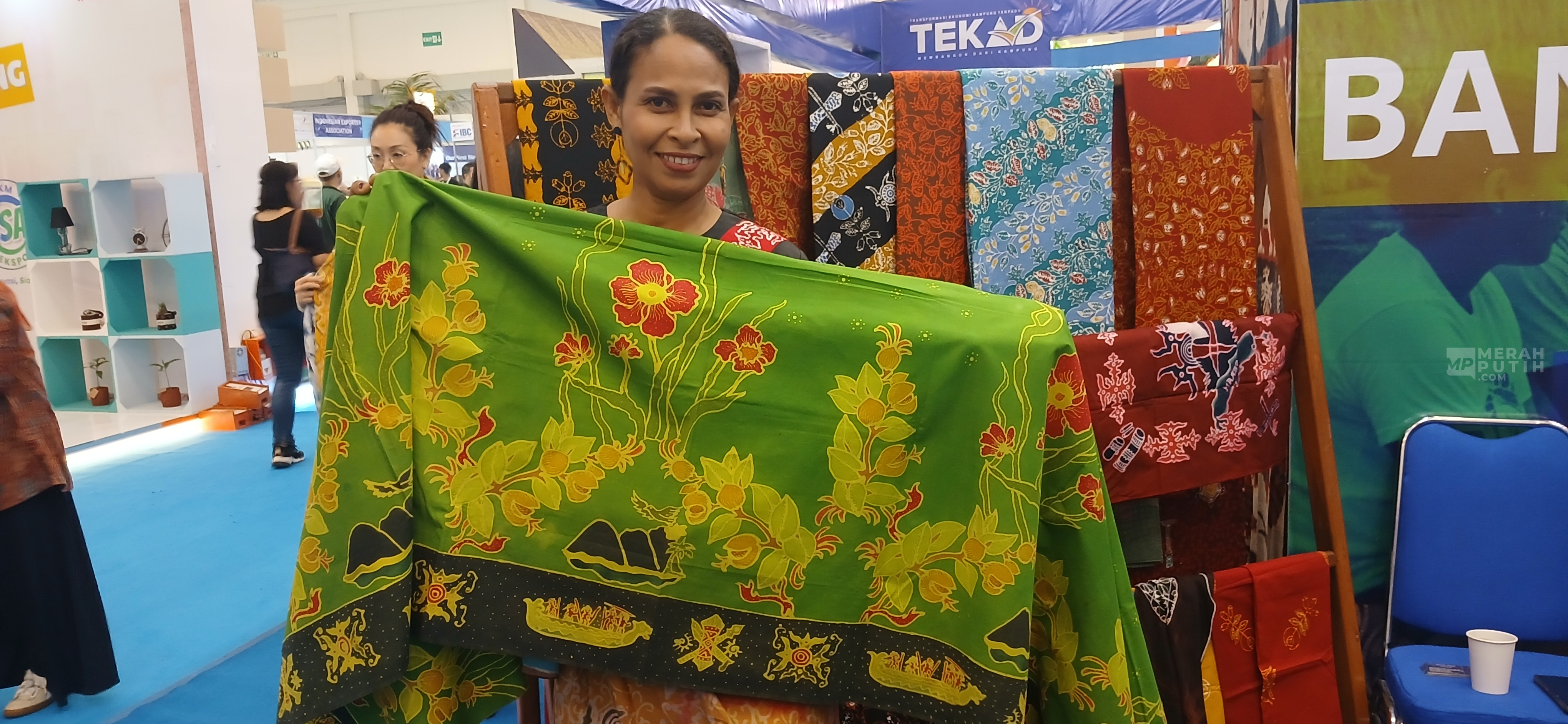 Kisah Nenek Moyang Maluku dalam Kain Batik Tulis Maluku Tengah di Trade Expo Indonesia