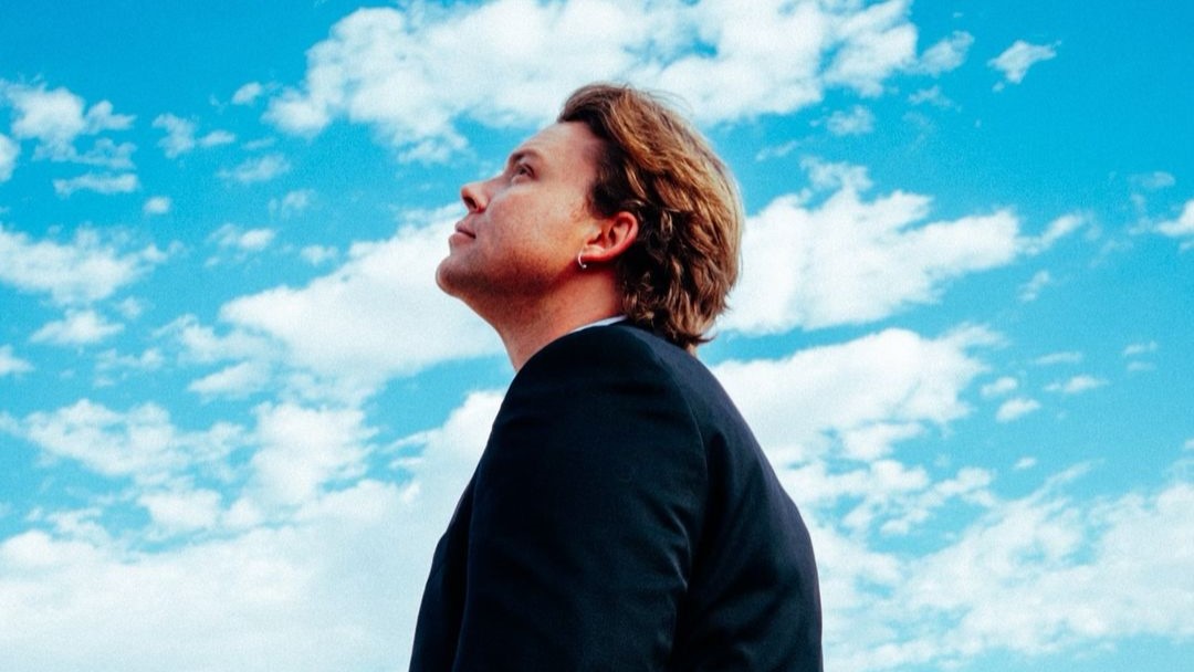 Ashton Irwin 5SOS Rilis Single 'Breakup' dari Album Terbarunya