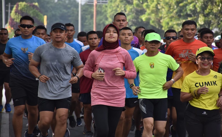 Puluhan anggota TNI berlari mengecek lintasan Loe Gue Run 2020 