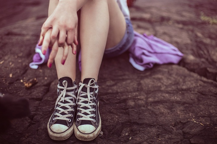 Sepatu Converse dengan gaya colorplay. (Foto: Pixabay/SplitShire)