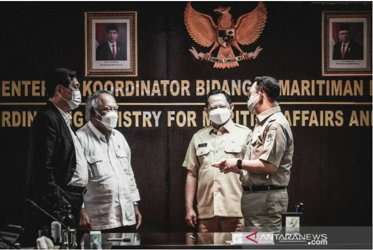 Gubernur DKI Jakarta Anies Baswedan (kanan) berbincang bersama Mendagri Tito Karnavian (dua kanan) bersama Menko Kemaritiman dan Investasi Luhut Binsar Panjaitan (kiri) dan Menteri PUPR Basuki Hadimuljono (dua kiri) soal Sinergi dan Dukungan Penyelenggaraan Sistem Penyediaan Air Minum (SPAM) di Jakarta, Senin (3/1/2022). ANTARA/HO-Humas Pemprov DKI Jakarta/aa.