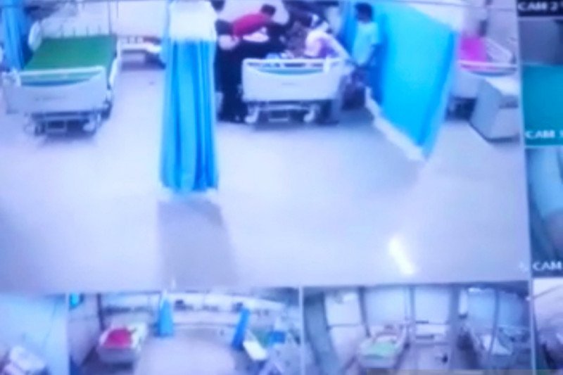 Tangkapan layar video saat pihak keluarga mengangkat jenazah pasien PDP yang dibawa keluar paksa dari ruang isolasi COVID-19 di Rumah Sakit Khusus Dadi (RSKD) Makassar, Sulawesi Selatan, Kamis (4/6/2020).