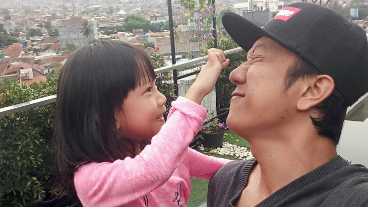 4 Bukti Gurunya Dilan Sayang Anak, So Sweet!