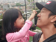 4 Bukti Gurunya Dilan Sayang Anak, So Sweet!