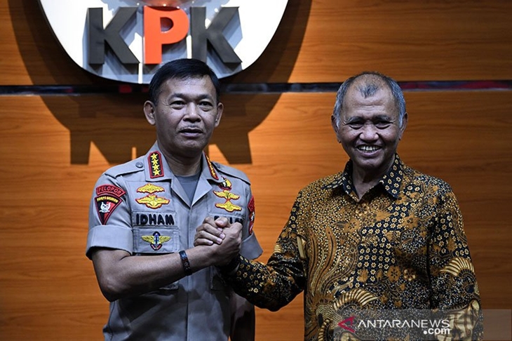Kapolri Jenderal Idham Azis (kiri) menjabat tangan Ketua Komisi Pemberantasan Korupsi (KPK) Agus Rahardjo di Gedung KPK, Jakarta, Senin (4/11/2019). Pertemuan Kapolri dan Ketua KPK bertujuan untuk membahas sinergi dalam pemberantasan korupsi. ANTARA FOTO/Aditya Pradana Putra/ama. (ANTARA/ADITYA PRADANA PUTRA)