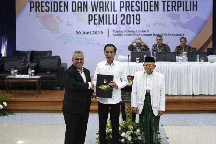 Jokowi-Ma'ruf saat menerima SK penetapan dari Ketua KPU RI Arief Budiman