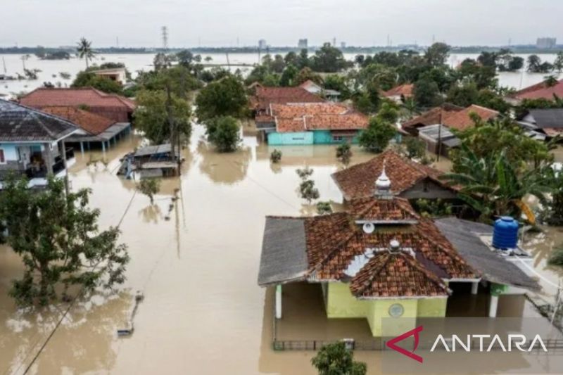 Citarum Meluap Ditambah Rob, Banjir Libas Ratusan Rumah di Karawang