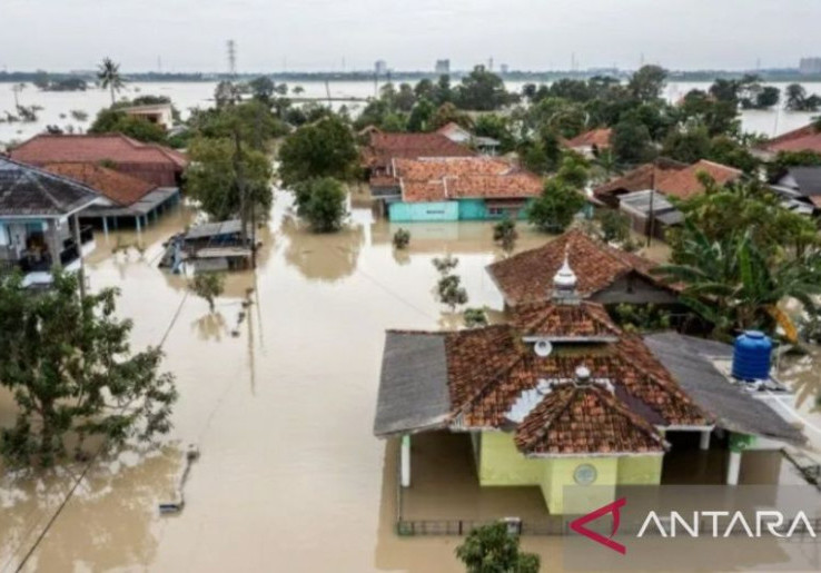 Citarum Meluap Ditambah Rob, Banjir Libas Ratusan Rumah di Karawang