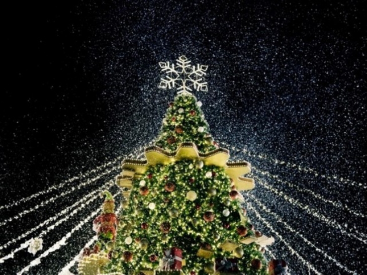 Cara Memasang Lampu Pohon Natal untuk Kilau Maksimal