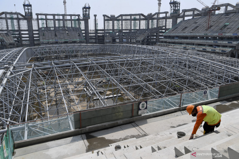 Pekerja mengerjakan proyek pembangunan Jakarta International Stadium di Tanjung Priok, Jakarta, Senin (7/6/2021). ANTARA FOTO/Hafidz Mubarak A/rwa.