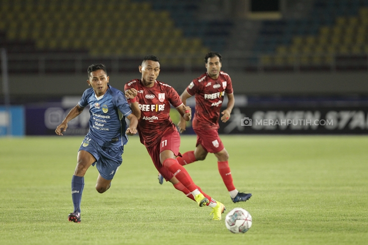 Pemain Persis Solo berebut bola dengan Pemain PSIM Yogyakarta di Stadion Manahan Solo, Selasa (12/10). (MP/Ismail)