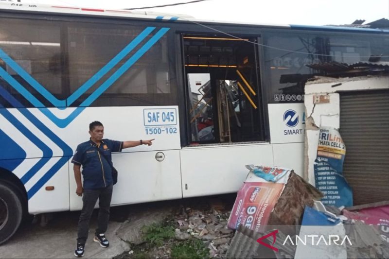 PT Transjakarta Minta Maaf Armadanya Seruduk 4 Ruko di Pulogebang, Para Korban Langsung Dilarikan ke RS Pondok Kopi