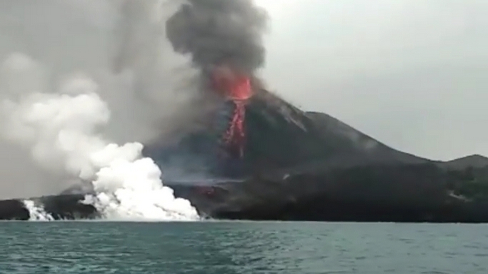 Gunung Anak Krakatau Masih Berstatus Waspada