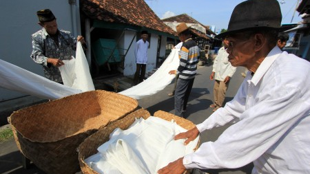 Resik Lawon, Tradisi Cuci Kafan di Banyuwangi