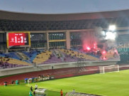 Suporter Nyalakan Flare di Stadion Manahan, Persis Solo di Ambang Sanksi PSSI