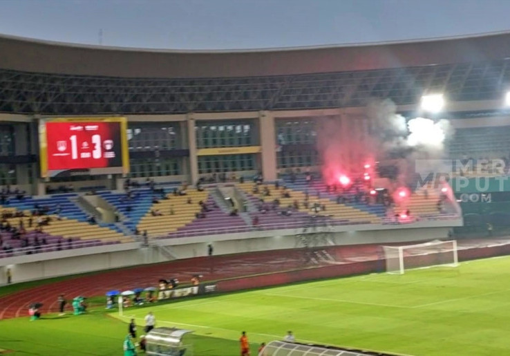 Suporter Nyalakan Flare di Stadion Manahan, Persis Solo di Ambang Sanksi PSSI