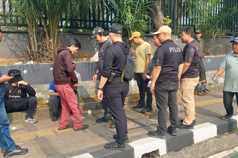 Demo 27 Agustus 2026, Polisi Lakukan Pemeriksaan Acak ke Warga Yang Menuju Gedung DPR