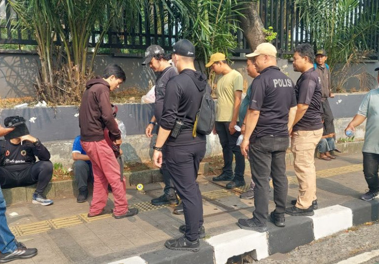 Demo 27 Agustus 2026, Polisi Lakukan Pemeriksaan Acak ke Warga Yang Menuju Gedung DPR