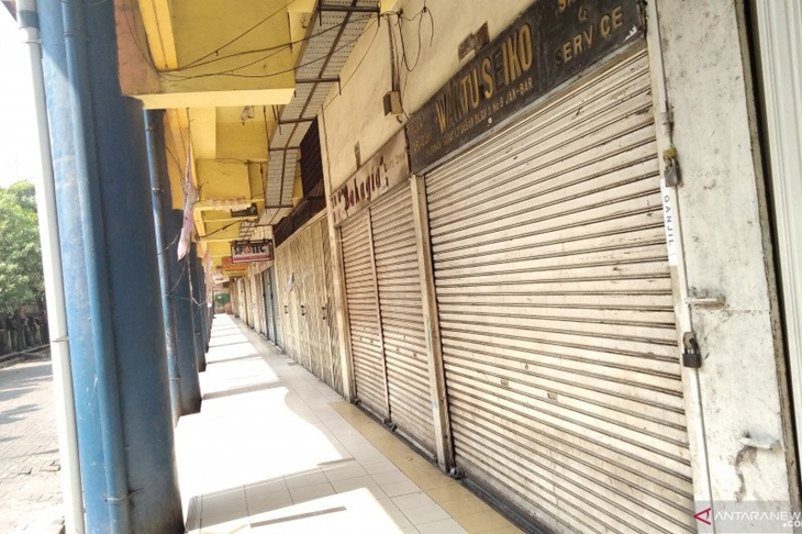 Kios di Pasar Tomang Barat atau Pasar Kopro yang tutup sejak ditemukan pedagang positif COVID-19 di Jakarta, Senin (29/6/2020). (ANTARA/Devi Nindy)