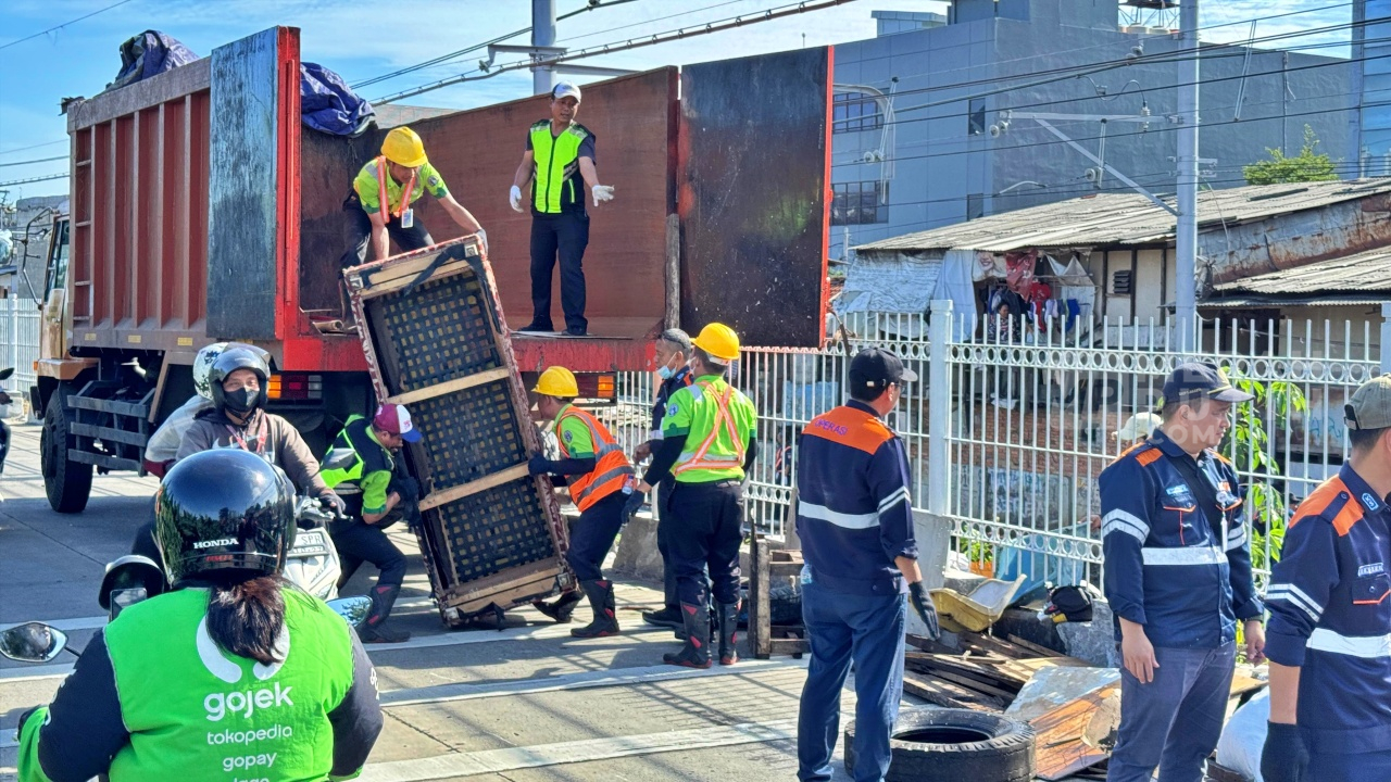 Ancam Nyawa Penumpang Kereta Api, Sejumlah Bangunan Liar Rute Rel Tanah Abang - Duri Dibongkar