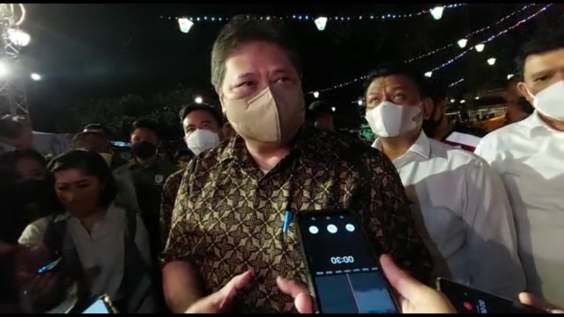 Menteri Koordinator Bidang Perekonomian Airlangga Hartarto meresmikan pusat wedangan "Demang Toenthoer" di Pasar Burung Depok, Solo, Jawa Tengah, Kamis (24/3) malam. (MP/Ismail)